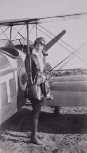 McLintic複葉機の隣にあるアメリアイアハート（1897-1937）、1922年頃